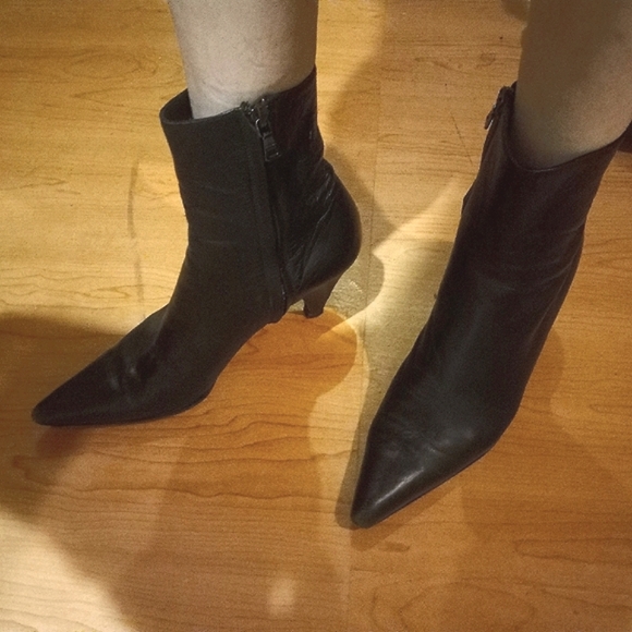 Vintage Prada ankle boots, size 37 (6.5) - Picture 2 of 4